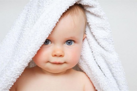 初乳很黄是不是不干净不可以喝？母乳怎么喂养佛山捐卵宝宝？